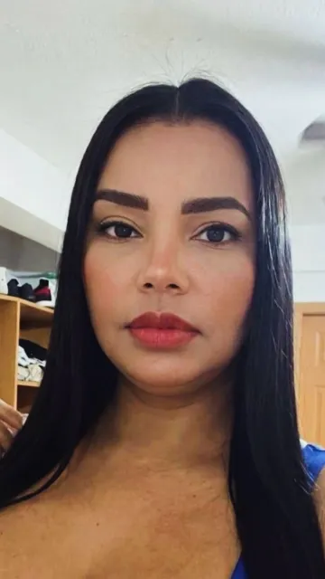 Nia is online on Camgo